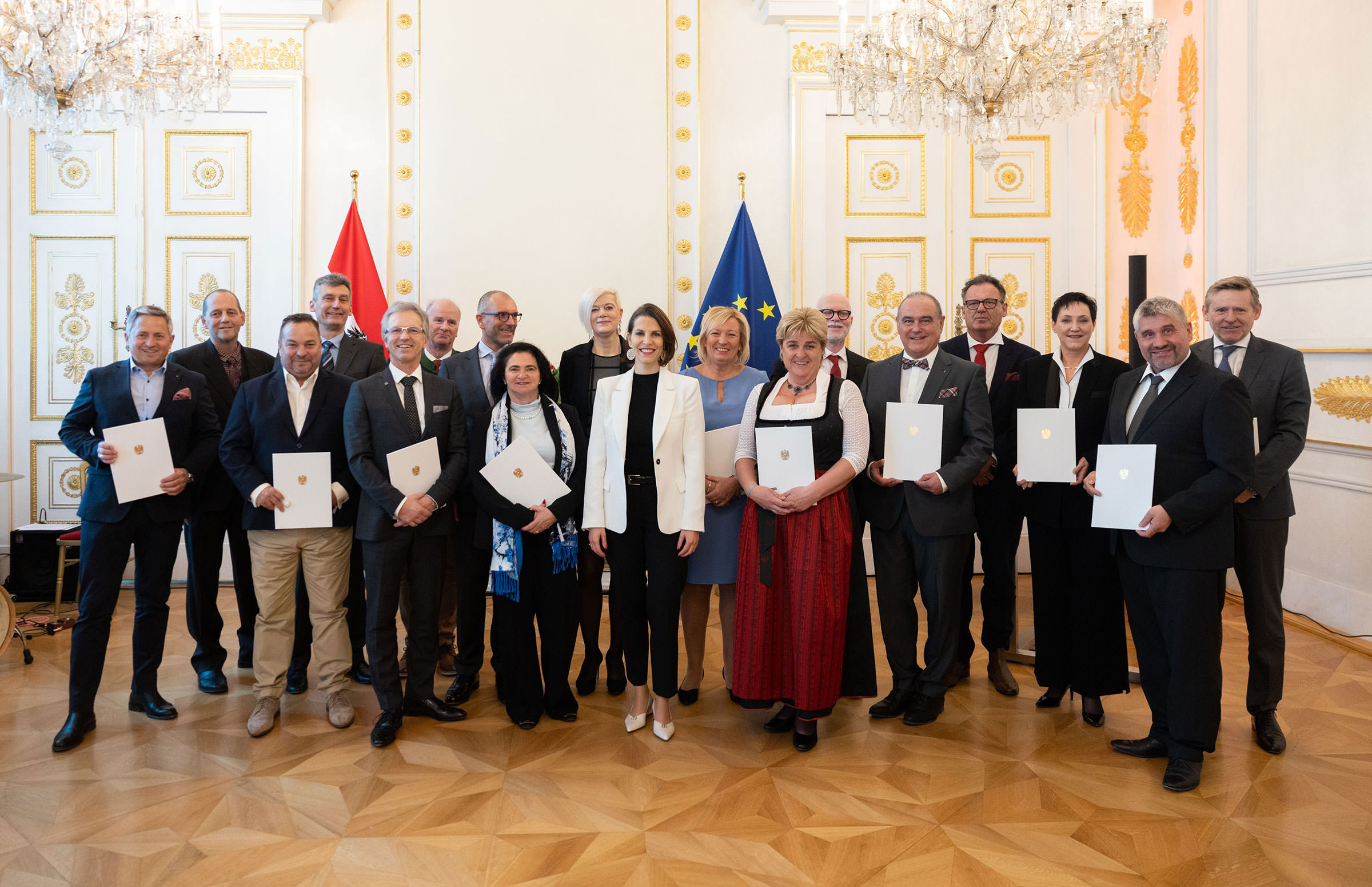 Verleihung Kommerzialrat mit Frau Bundesministerin Karoline Edtstadler © BKA/Alexander Zillbauer