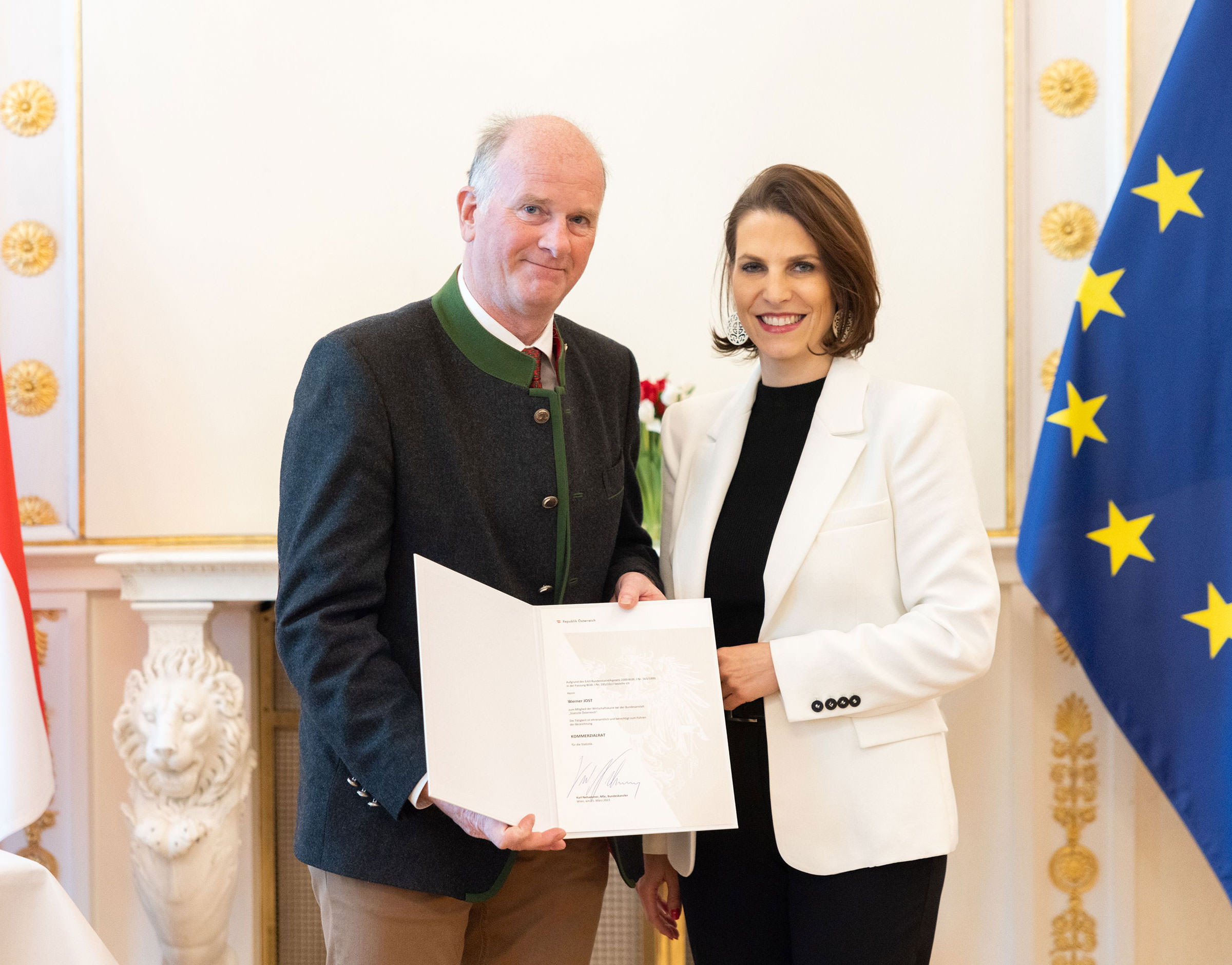 Werner Jost und Bundesministerin Karoline Edtstadler © BKA/Alexander Zillbauer